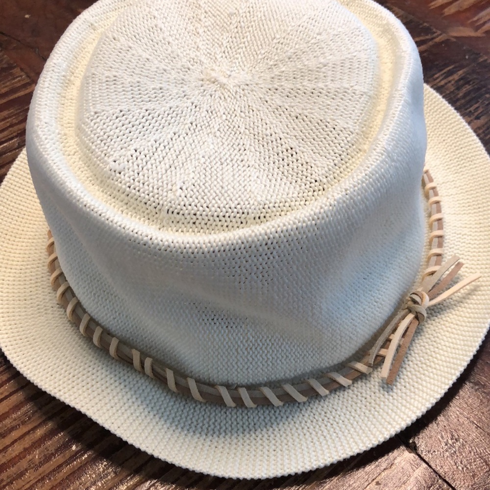 Beautifully crocheted summer brim hat - Picture 9 of 10